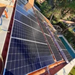 paneles solares en el tejado de un edificio comunitario