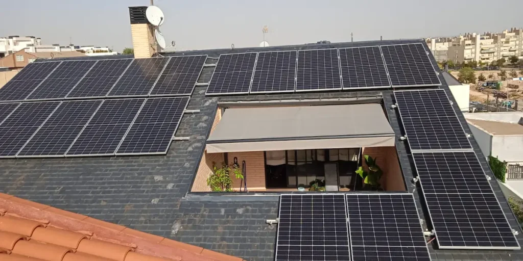 paneles solares en el tejado de una casa particular