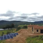 placas solares en terreno rustico