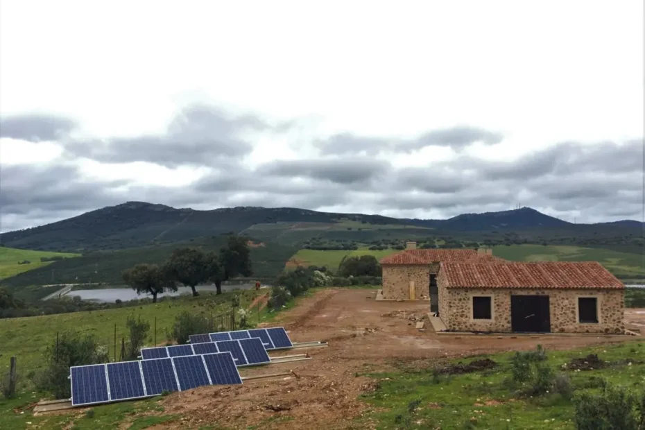 placas solares en terreno rustico